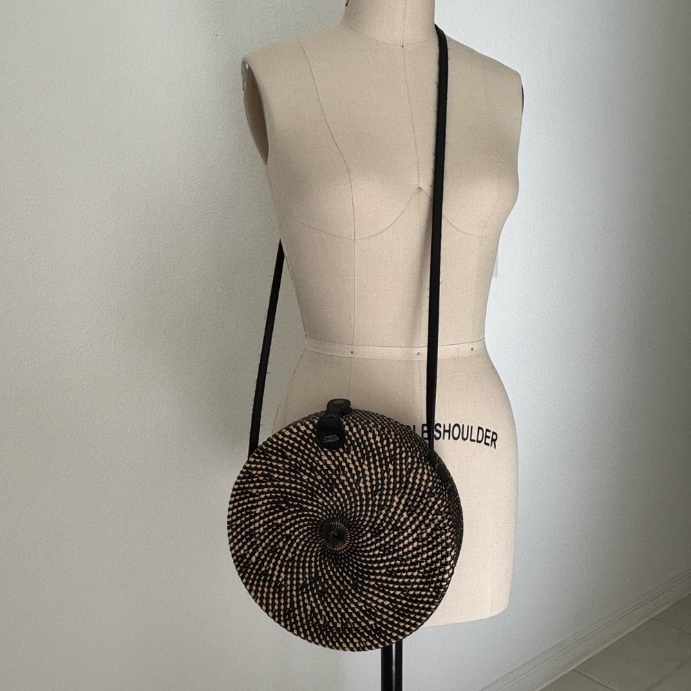 Village Thrive Round Rattan Purse NWOT Canteen Style Black/Natural